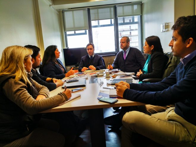 Reunión del Gabinete Económico de la región que prepara intensamente la oferta programática para el Plan Impulsa Araucanía, con autoridades y funcionarios en torno a una mesa