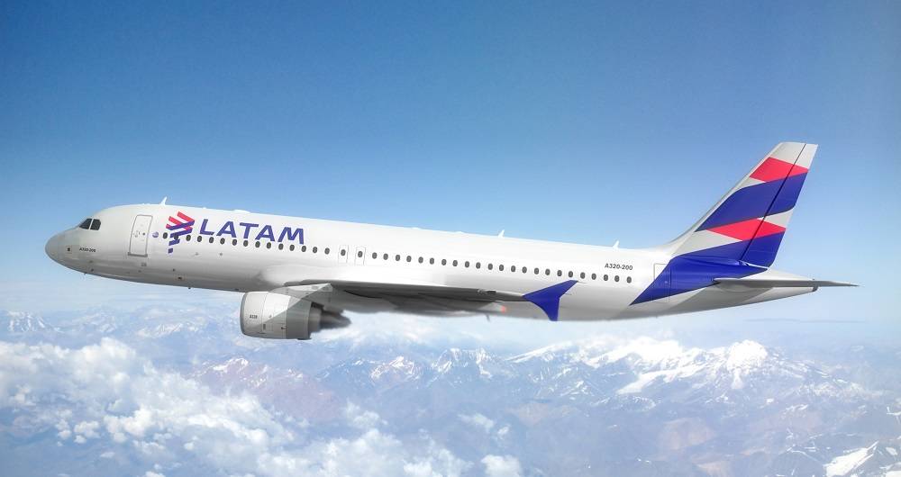 Avión comercial volando sobre la cordillera nevada, imagen de la caída de llegada de turistas extranjeros a Chile que proyectó la industria del turismo en 2020